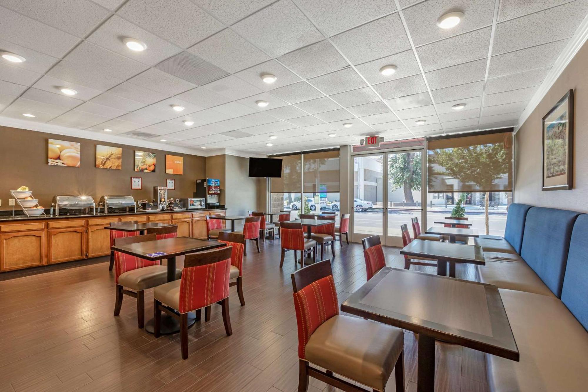 Comfort Suites Visalia - Convention Center Exteriör bild